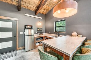 Fridge, microwave, coffee/tea maker, electric kettle - Secluded Modern Cabin- Near Flathead Lake (Polson)