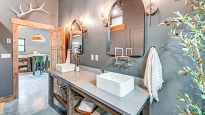 A bathroom with two sinks, a mirror, and a towel rack. - Secluded Modern Cabin- Near Flathead Lake (Polson)