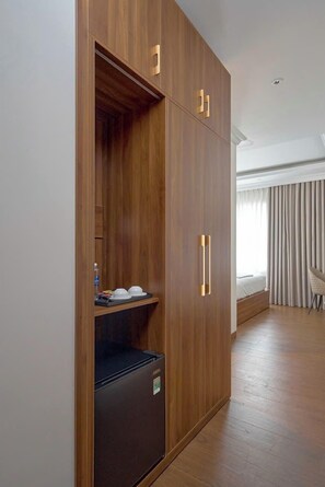 مكتب ومساحة عمل للكمبيوتر المحمول وواي فاي مجانًا