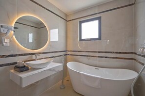 Habitación Premier doble, vistas a la ciudad | Baño | Artículos de higiene personal gratuitos, secador de pelo y albornoces