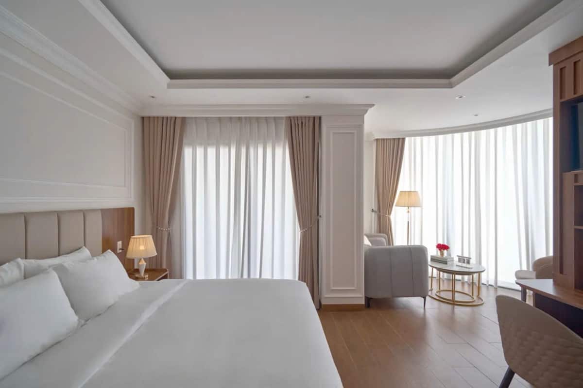 Kahden hengen premier-huone, kaupunkinäköala | Memory foam -patjalliset sängyt, työpöytä