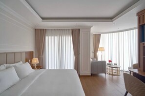 Premier tweepersoonskamer, uitzicht op de stad | Bedden met traagschuimmatrassen, een bureau, een laptopwerkplek