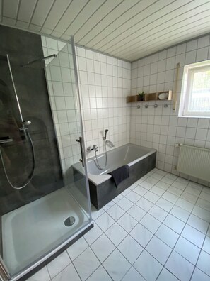 Jabón y papel de baño 