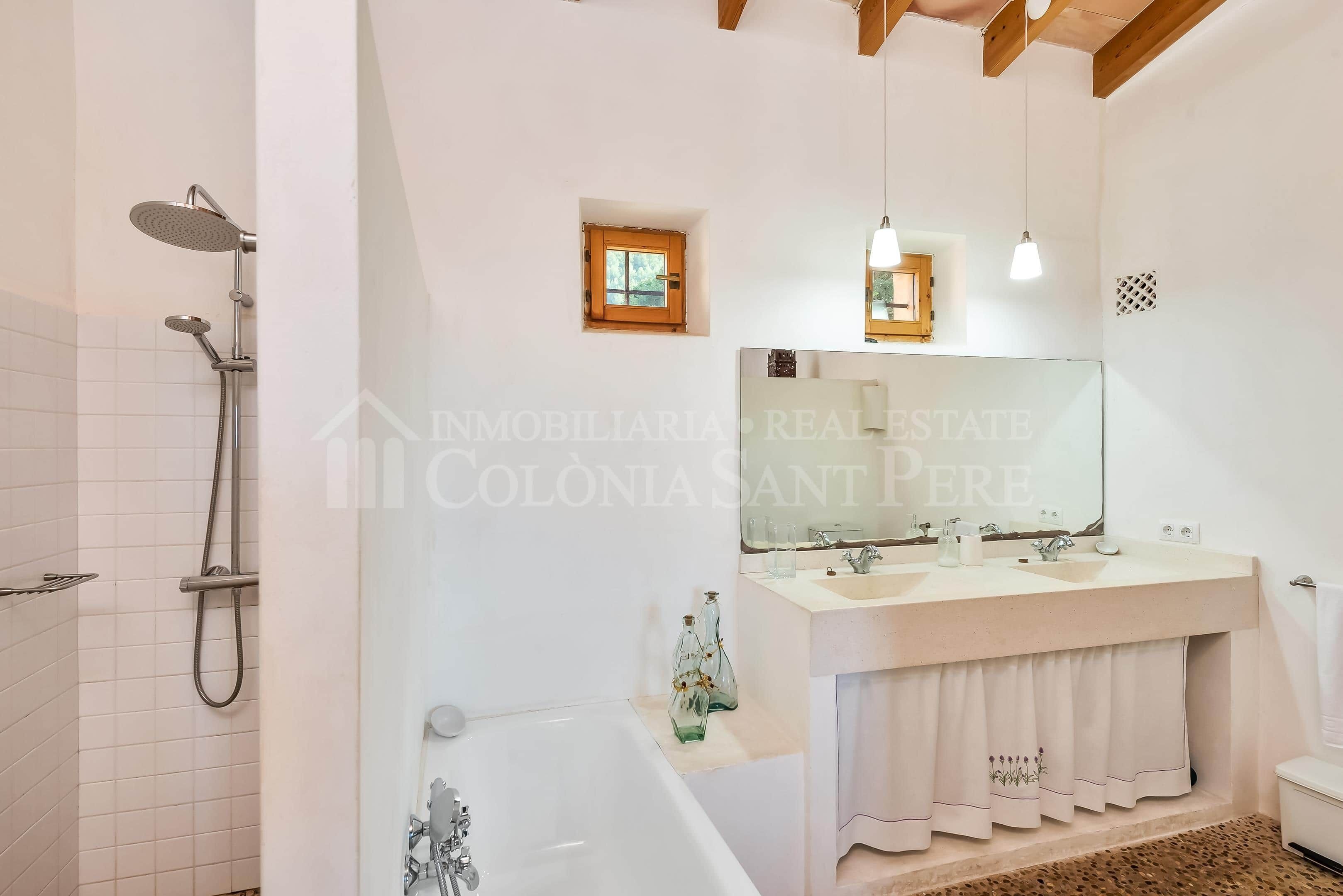 Un baño moderno con bañera, ducha, lavabo y tocador.