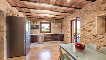 Geladeira, micro-ondas, cooktop, lava-louças