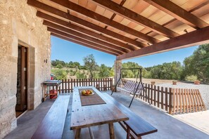 Outdoor dining - Finca with pool in Artà (Artà)