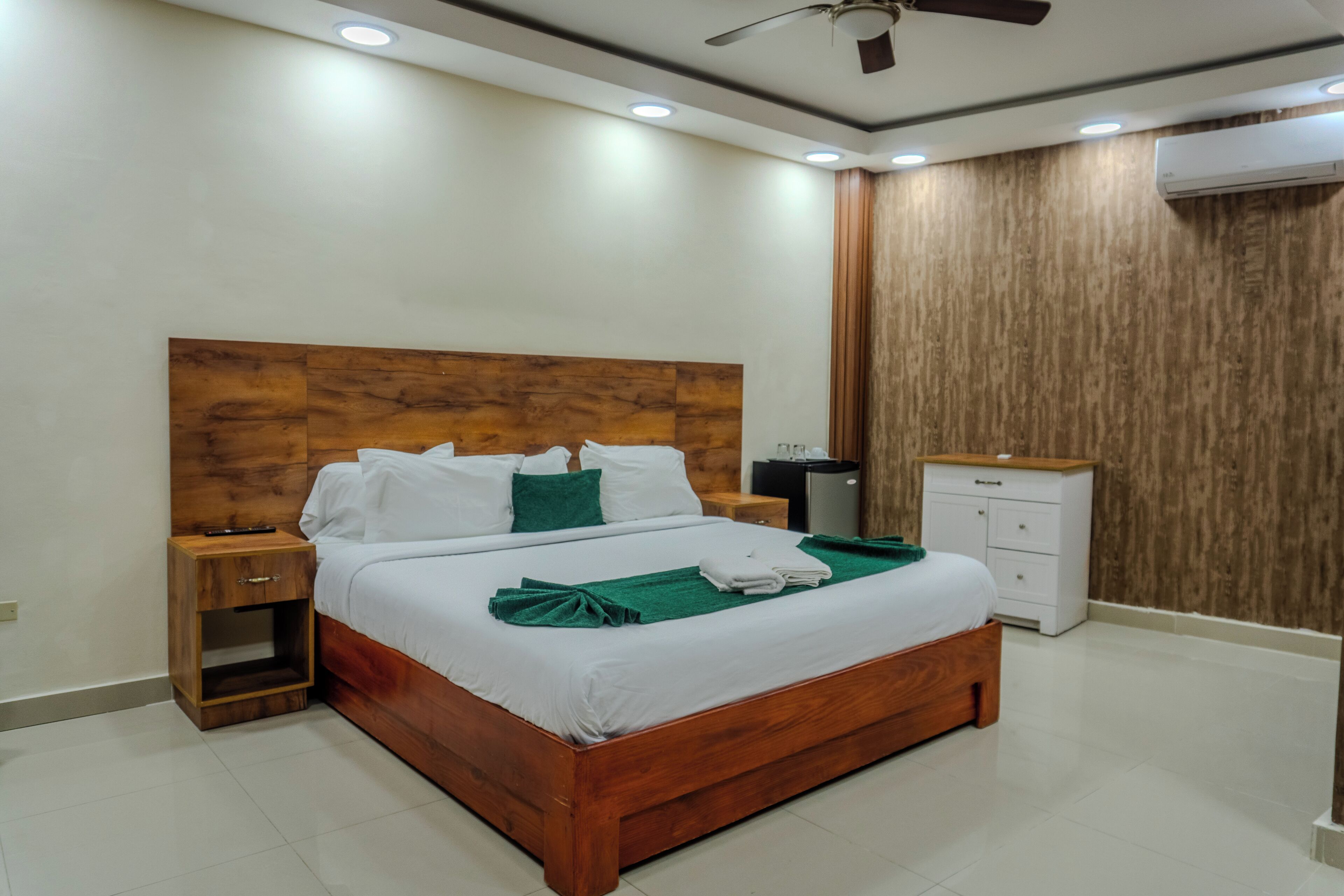 Deluxe Room | Premium bedding, Select Comfort beds, in-room safe, soundproofing