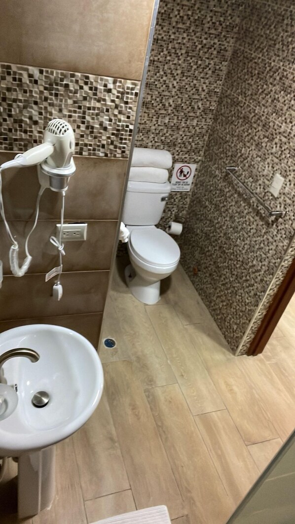 Junior-studiosuite | Badeværelse | Bruser, gratis toiletartikler, håndklæder, Sæbe