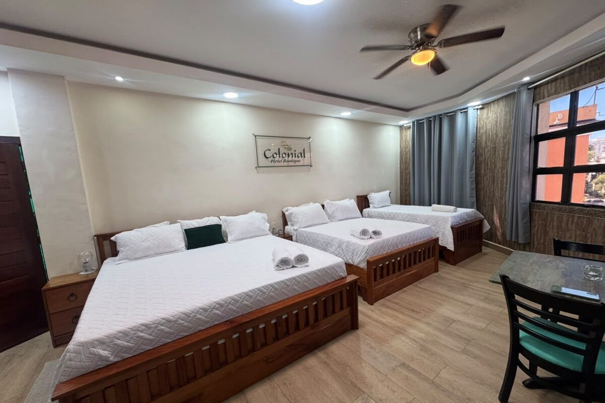 Habitación familiar | Ropa de cama de alta calidad, colchones Select Comfort, caja fuerte