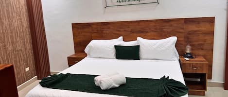 Deluxe-huone | Ylelliset vuodevaatteet, Select Comfort -patjalliset sängyt