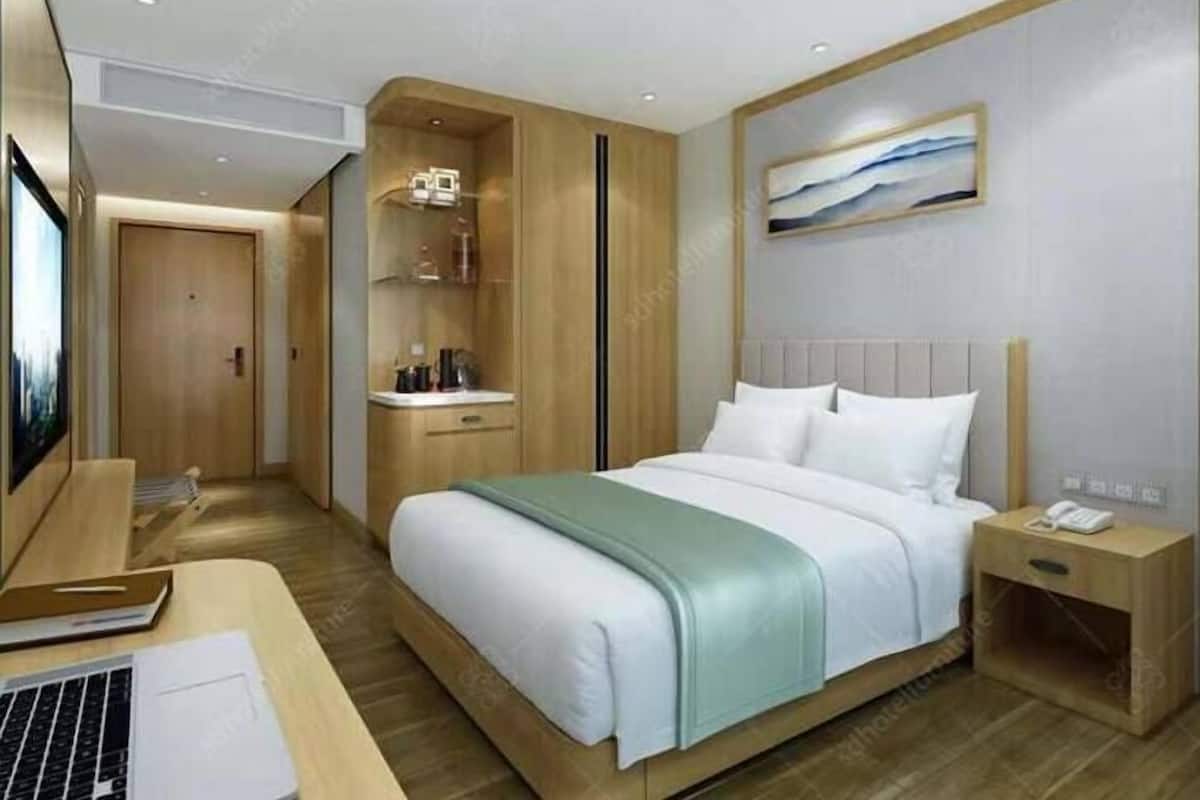 Standard Room | In-room safe, soundproofing, free WiFi