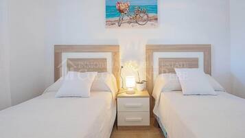 Een strijkplank/strijkijzer, wifi, beddengoed