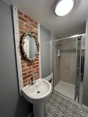 Een douche, een haardroger, handdoeken, zeep