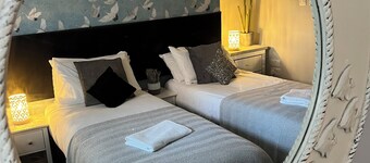 Seaview super-central beautiful Brighton townhouse sleeps 15 with 4 bathrooms