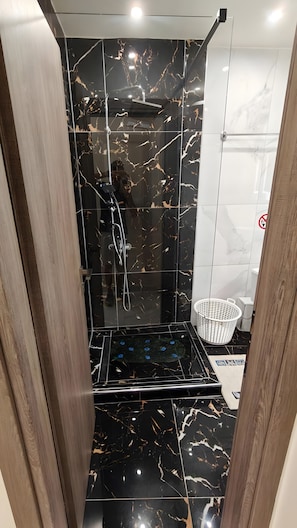 Shower, hair dryer, towels - Apartment 'Phidias House' with Balcony, Wi-Fi and Air Conditioning (Thessaloniki)