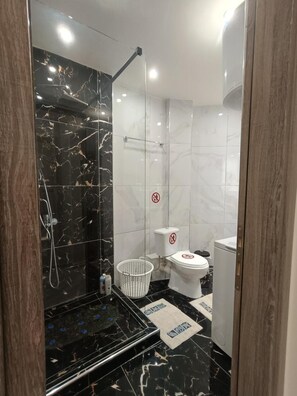 Shower, hair dryer, towels - Apartment 'Phidias House' with Balcony, Wi-Fi and Air Conditioning (Thessaloniki)