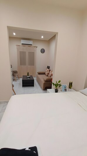 Iron/ironing board, WiFi, bed sheets - Apartment 'Phidias House' with Balcony, Wi-Fi and Air Conditioning (Thessaloniki)