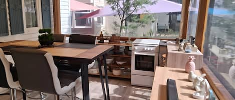 Jääkaappi, mikroaaltouuni, uuni, liesi