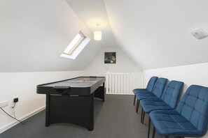 Game room - 2 Bedroom Appartment (High Wycombe)