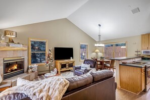 TV, fireplace - Cozy Keystone Townhome - walkable to both base areas! (Keystone)