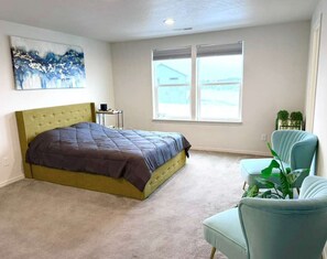 4 slaapkamers, een bureau, een strijkplank/strijkijzer, gratis wifi