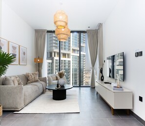 TV - Located Few Minutes Drive to Downtown Dubai, Burj Khalifa and Dubai Mall (Dubai)