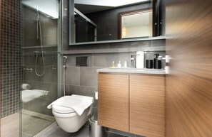 Regadera, secadora de cabello, bidet, toallas 