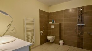 A bathroom with a sink, toilet, and shower. - Gîtes Monplaisir - Maison Guyenne (Marmande)