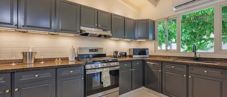 Refrigerador, microondas, horno y parrilla de estufa