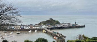 Tranquil 2-bedroom bungalow in charming Ilfracombe awaits you