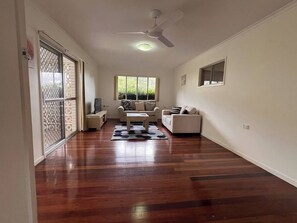 TV - Family, Budget & Pet friendly home close to Aldi (Nambour)