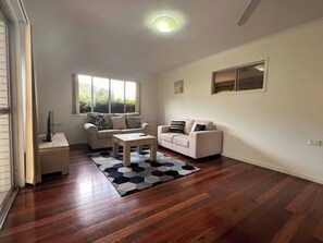 TV - Family, Budget & Pet friendly home close to Aldi (Nambour)