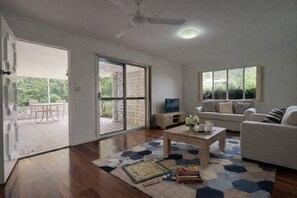 TV - Family, Budget & Pet friendly home close to Aldi (Nambour)