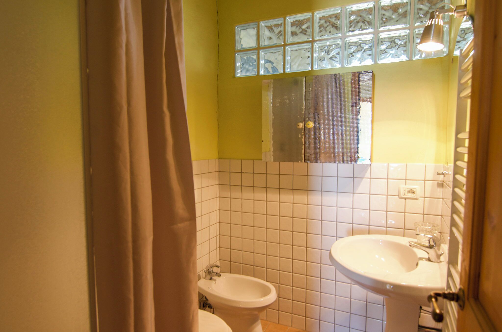 Baño con inodoro, bidé y lavamanos.