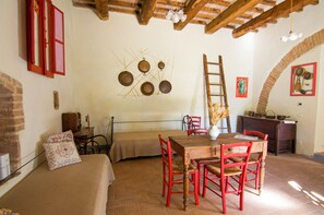 Departamento, 1 habitación, vista a la colina | Área de sala de estar | Televisión de pantalla plana 