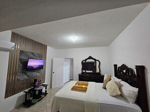 Iron/ironing board, Internet, bed sheets - Cozy 1-bedroom apartment in charming Tower Isle with AC (Tower Isle)