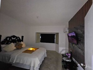 Iron/ironing board, Internet, bed sheets - Cozy 1-bedroom apartment in charming Tower Isle with AC (Tower Isle)