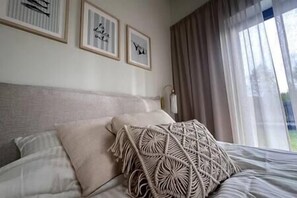 Desk, travel cot, Internet, bed sheets - Nordic Zen 2BR Beach House • Bali-Inspired Calm (Vārzas)