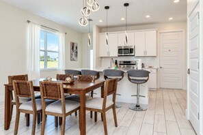 Dining - Reunion 3BR Villa Near Disney + Pool Access (Kissimmee)