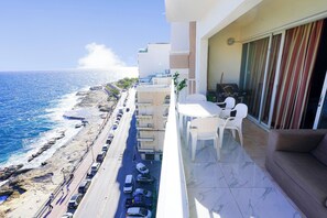 Outdoor dining - Elegant Oceanfront Apartment with Coastal Charm (Tas-Sliema)