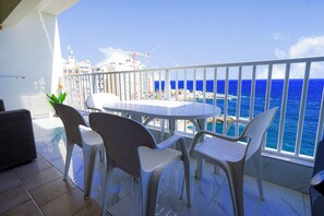 Outdoor dining - Elegant Oceanfront Apartment with Coastal Charm (Tas-Sliema)