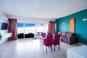 Smart TV - Elegant Oceanfront Apartment with Coastal Charm (Tas-Sliema)