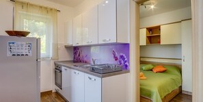 Réfrigérateur, four, plaque de cuisson