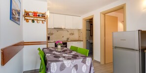 Fridge, oven, stovetop, cookware/dishes/utensils - Poljana / Gardenia B4 (Mali Lošinj)