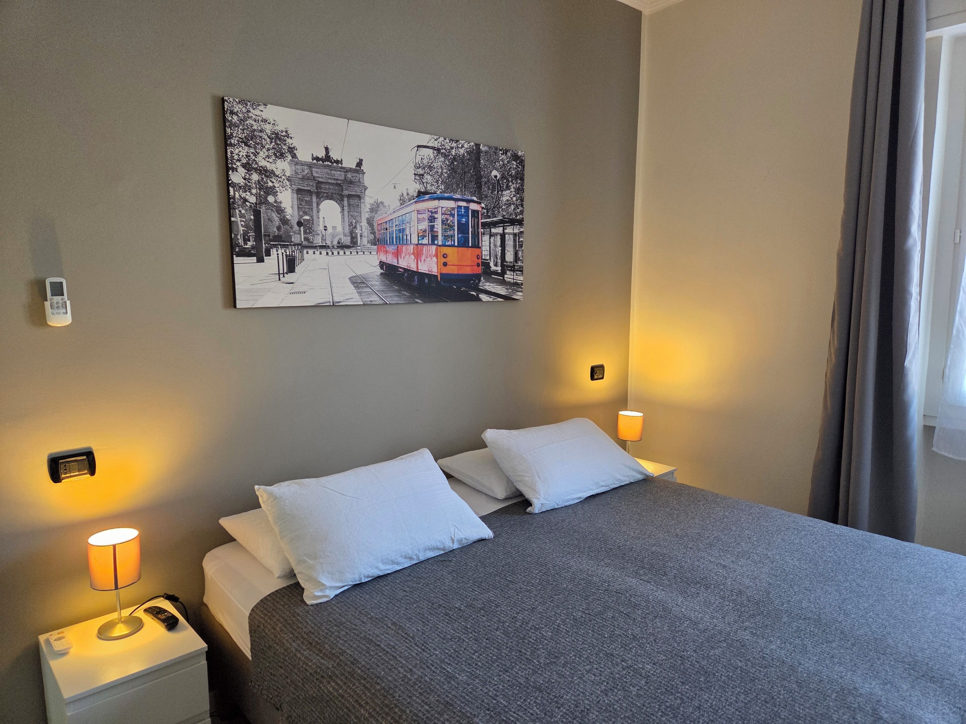 Tabla de planchar con plancha, wifi y ropa de cama 