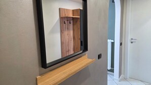 A hallway with a wooden cabinet and a mirror. - RHO FIERA FLAT- 100 M FROM THE METRO (Pero)