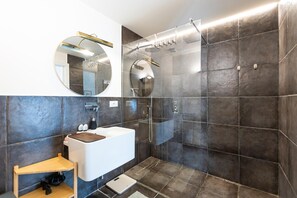Apartamento | Banheiro | Chuveiro, chuveiro com efeito de chuva, produtos de toalete grátis 
