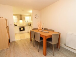 Dining - Heulfan - 17 Deganwy Castle Apartments (Conwy)