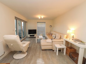 Living area - Heulfan - 17 Deganwy Castle Apartments (Conwy)