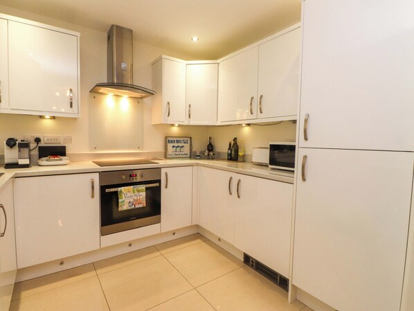 Dishwasher, cookware/dishes/utensils - Heulfan - 17 Deganwy Castle Apartments (Conwy)